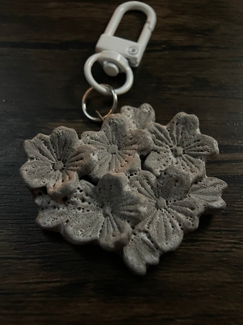 Ceramic Sakura Keychain - Off-White | Hand-squeezed Ceramic - ที่ห้อยกุญแจ - ดินเผา สีเทา