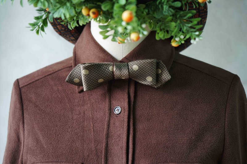 Antique fabric tie transformed into handmade bow tie-autumn mood-coffee-narrow version - หูกระต่าย/ผ้าพันคอผู้ชาย - เส้นใยสังเคราะห์ สีนำ้ตาล