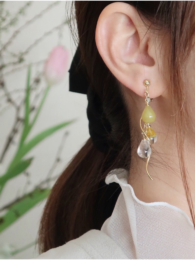 Asymmetric mimosa raindrop earrings Metal fittings changeable Hypoallergenic - Earrings & Clip-ons - Resin Yellow