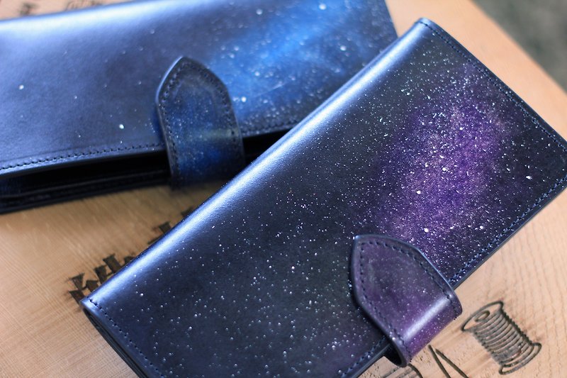 [In Promotion] [Vegetable Tanned Leather] Magnetic Button Hand-painted Galaxy Galaxy Leather Long Clip - กระเป๋าสตางค์ - หนังแท้ 