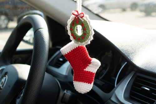 WorldCrochetedToys Christmas stocking and wreath car decor, rear view mirror charm, 平安車掛, 针织玩具 汽車用品