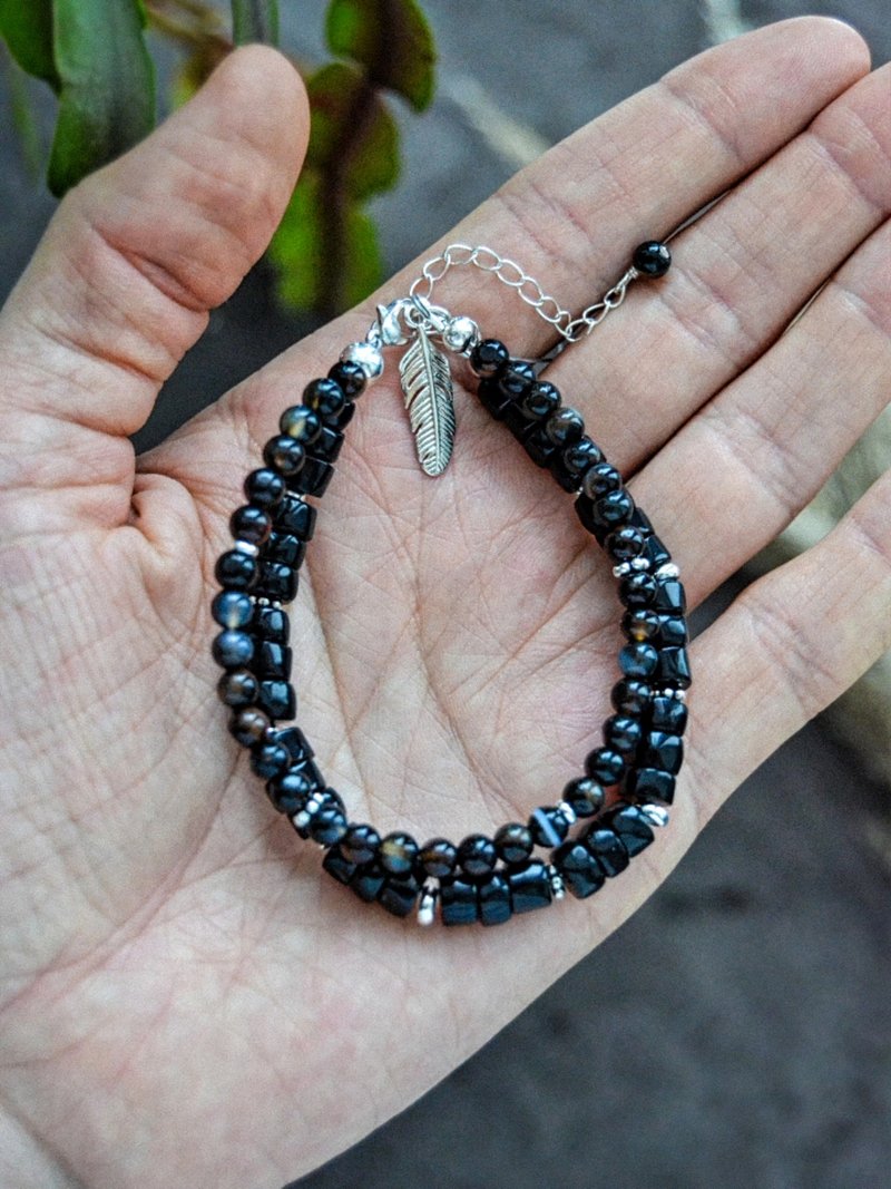 Double Black Onyx bracelet with silver feather - สร้อยข้อมือ - เครื่องประดับพลอย สีดำ