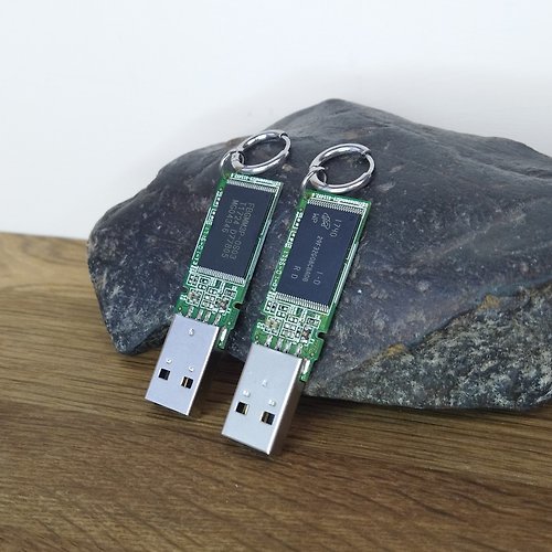 Cyberpunk Jewelry Boutique USB賽博朋克耳環。 送給她的計算機科學禮物。 電路板耳環