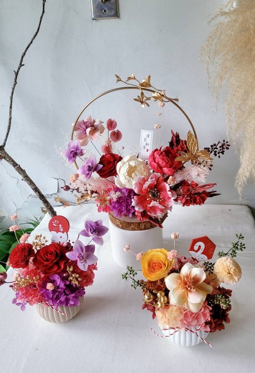 New Year experience class. Purple air comes from the east. Japanese style potted flower of happiness and good fortune. New Year Flower Arrangement Class
