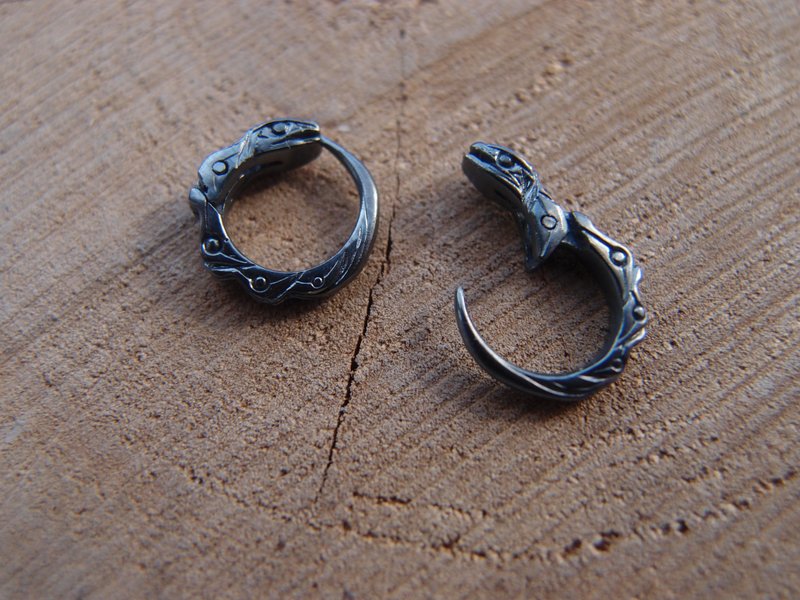 Black snake Ouroboros Sterling Silver Pair of huggie hoop earrings 10 mm 0.4 inc - 耳環/耳夾/耳骨夾 - 純銀 黑色