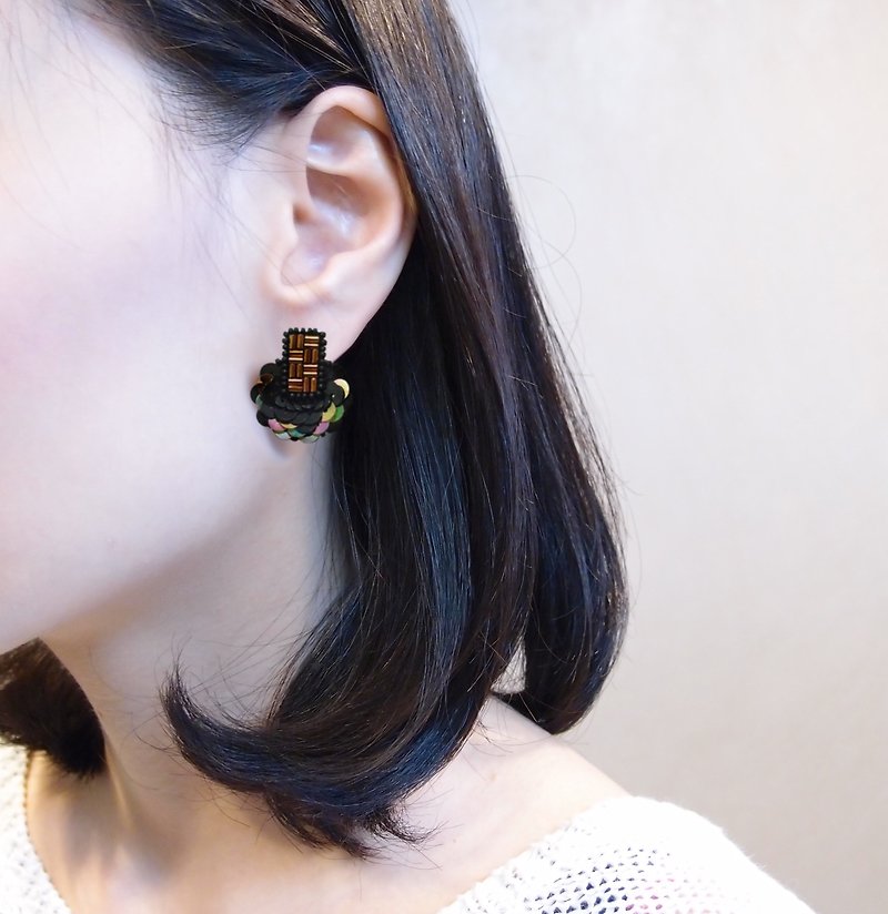 Geometric Embroidery Earrings / Black - ต่างหู - วัสดุอื่นๆ สีดำ