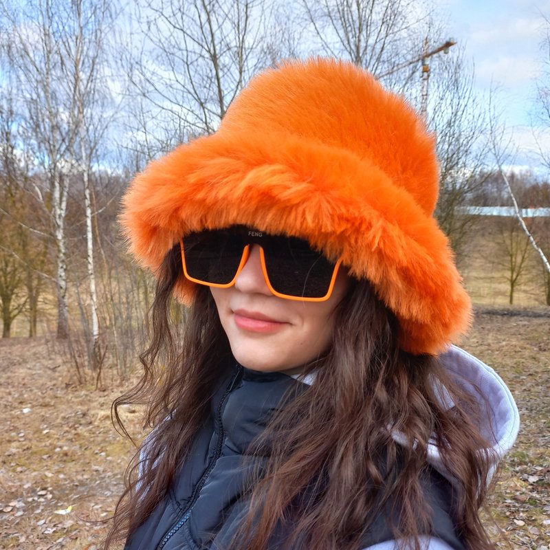 Orange-pumpkin bucket hat made of faux fur. Festival fuzzy hat. Rave shaggy hat. - หมวก - วัสดุอื่นๆ สีส้ม