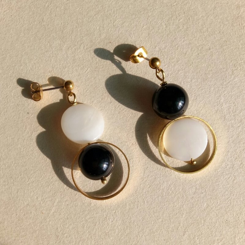<Black and White Inverted> Brass Earring Ear/Ear Clip - Earrings & Clip-ons - Other Metals Black