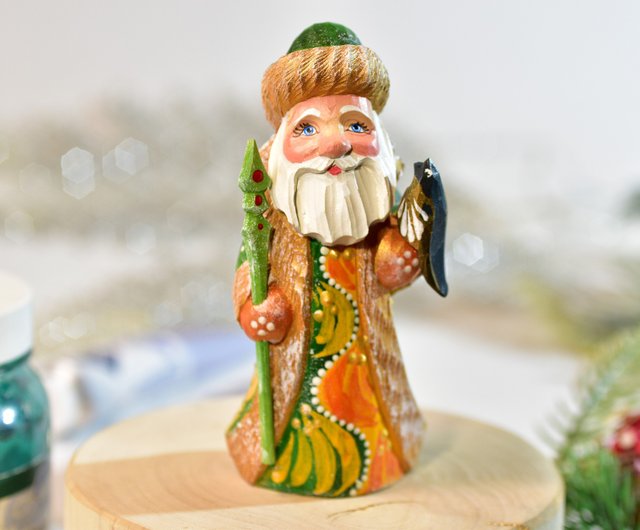 ミニロシアのサンタ、小さな緑のサンタの姿、手彫りのロシアのサンタ