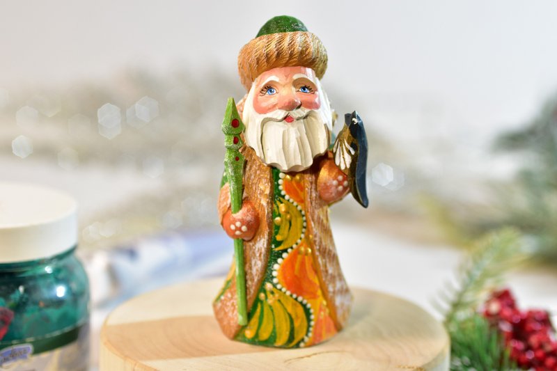 Mini russian Santa, Little green Santa figure, Hand carved Russian Santa - ตุ๊กตา - ไม้ สีเขียว