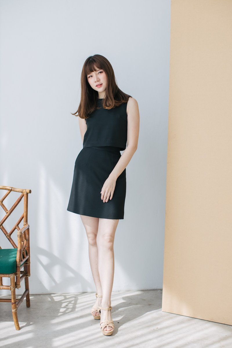 短版上衣與A字裙 黑色 套裝 職場穿搭 無袖上衣 - 女裝上衣 - 其他材質 黑色