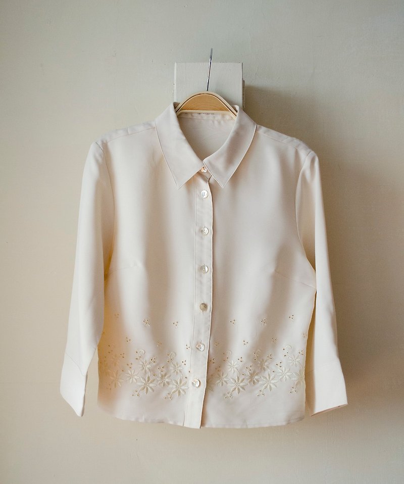 Gardenia Flowers. White Embroidered Flowers Plain Shell Button Long Sleeve Chiffon Shirt #Vintage