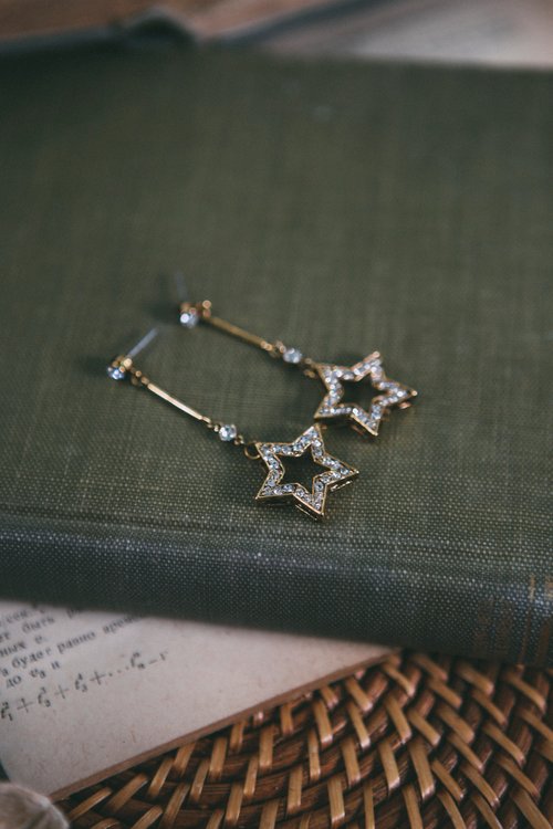 COR-DATE-Star Swaying Earrings