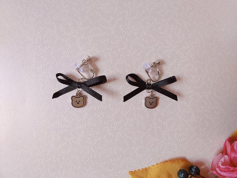 [Daily handmade] Mirror hand-painted bear clip-on earrings丨mass production type/landmine type/sweet type - Earrings & Clip-ons - Stainless Steel Black