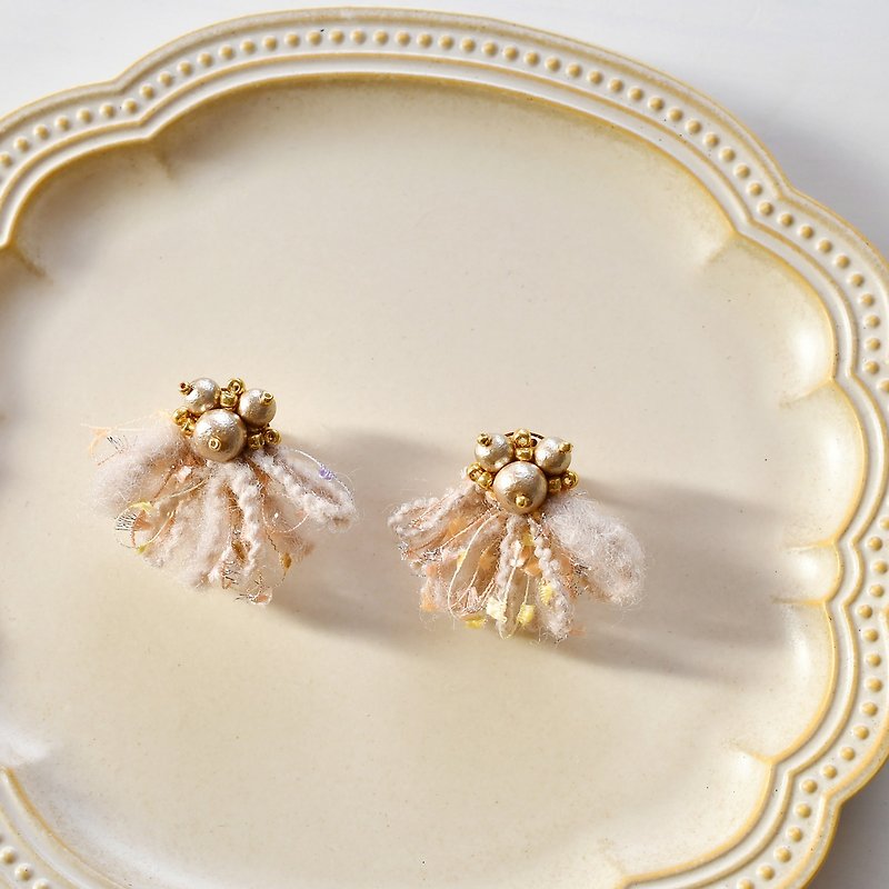 Cotton pearl tassel pierced earrings/Wool Pink Beige - 耳環/耳夾 - 其他材質 粉紅色