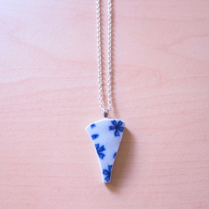 Cup Fragment Necklace-Petals // 2nd use ornaments / ceramic ornaments / fragmentation marks / blue and white ceramic necklace - Chokers - Porcelain 