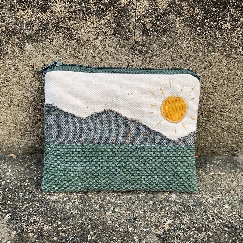 Small zipper bag-sunrise and sunset in the Bagua Mountains - กระเป๋าใส่เหรียญ - ผ้าฝ้าย/ผ้าลินิน สีเขียว