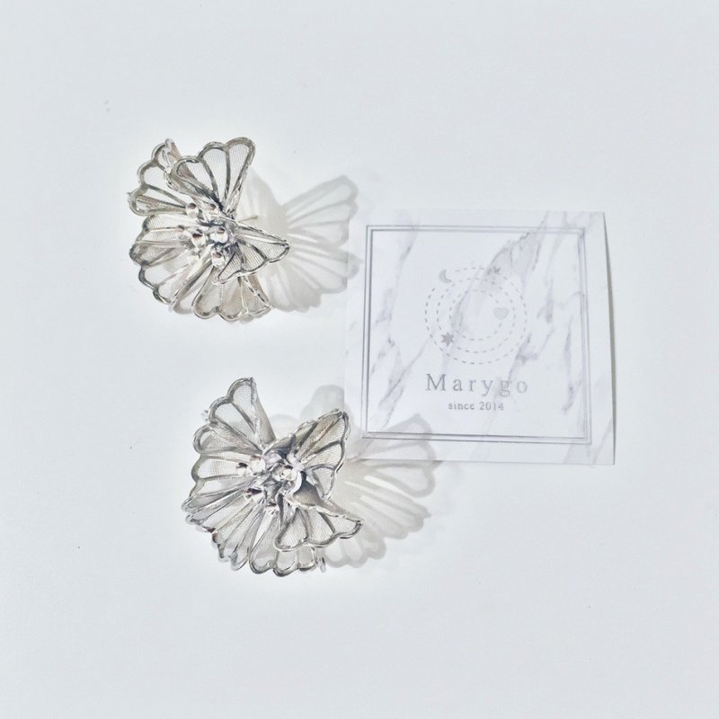 Marygo 立體摺花1.0 耳環 - 耳環/耳夾/耳骨夾 - 其他金屬 銀色