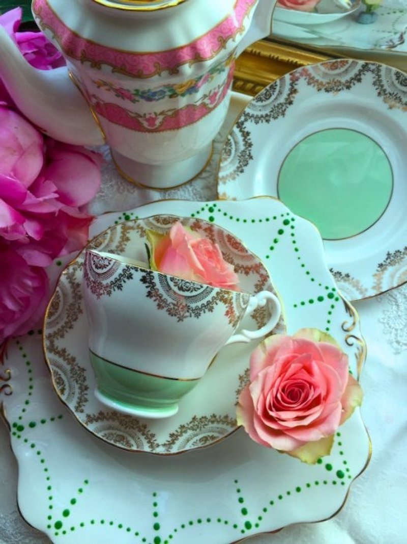 ♥安妮瘋古物♥英國骨瓷 英國製玫瑰鑲金邊花茶杯,咖啡杯3件組～ 庫存新品 - 茶具/茶杯 - 瓷 綠色