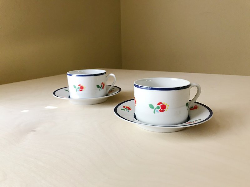 日本藍邊小紅花咖啡杯盤組 - 杯子 - 陶 多色