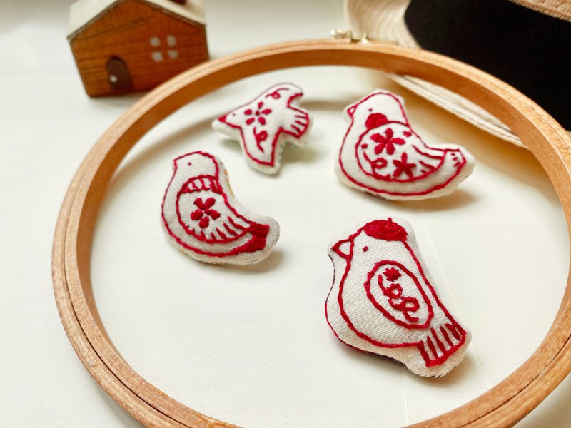 小鳥刺繡布胸針 - 紅色花花系列 - 徽章/別針 - 棉．麻 紅色