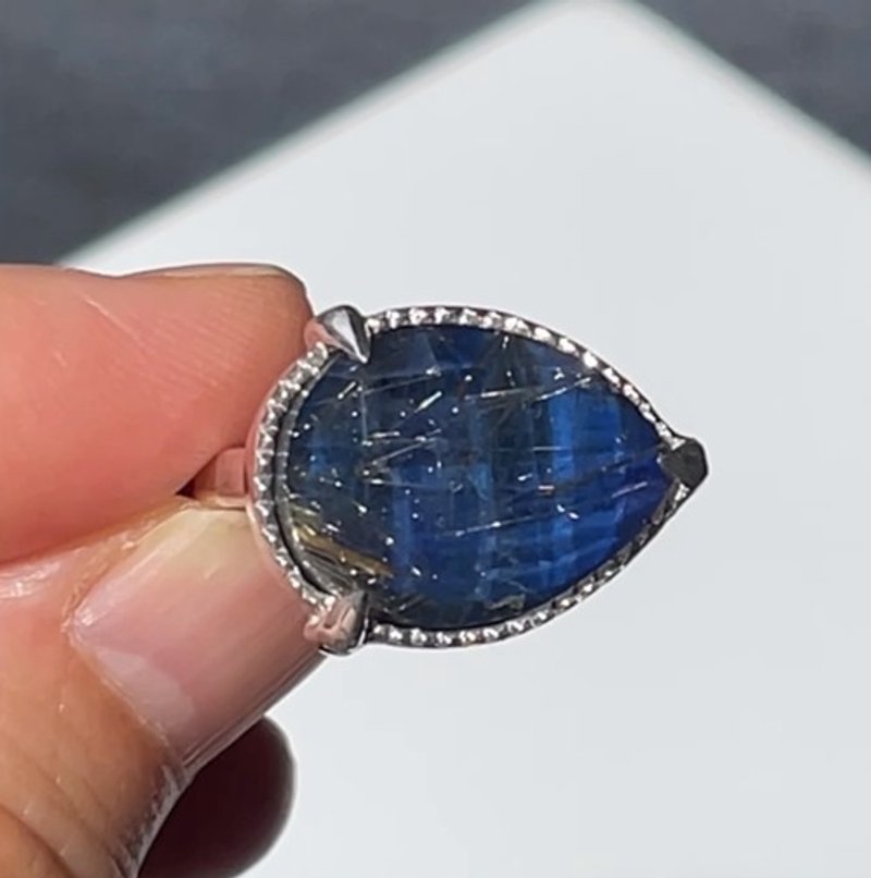 Pinkoi 代購 -  金紅石石英 x 青金石水滴格子切割米爾指甲扣銀SV925 戒指 - 戒指 - 寶石 