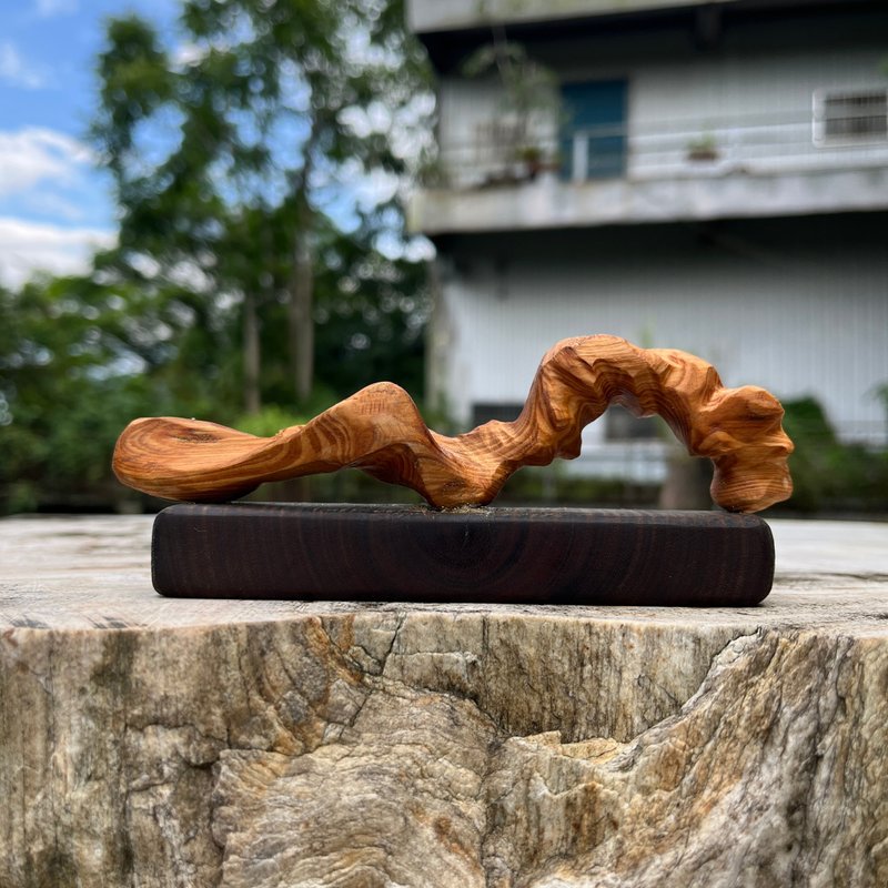 雕刻件　道影　台灣檜木　巴拉圭綠檀底座 - 擺飾/家飾品 - 木頭 橘色