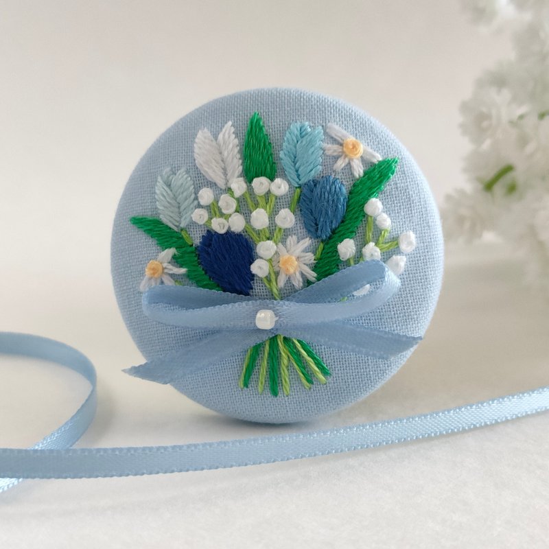 青いチューリップの花束刺繍ブローチor刺繍ヘアゴム - 胸針 - 棉．麻 藍色