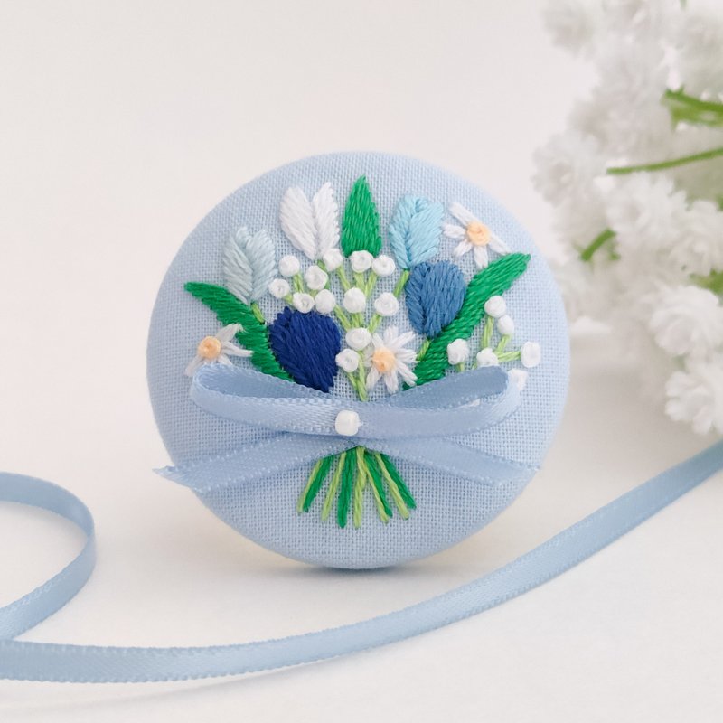 青いチューリップの花束刺繍ブローチor刺繍ヘアゴム - 胸針 - 棉．麻 藍色
