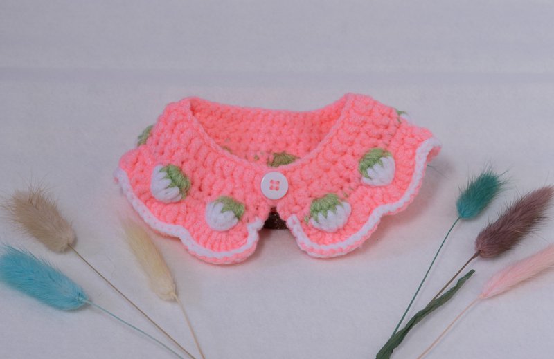 ฅcat handmade ฅ strawberry small shawl button hand crocheted collar customized gift pet - ปลอกคอ - ผ้าฝ้าย/ผ้าลินิน สึชมพู