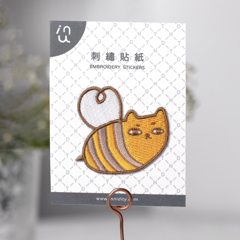 ブンブンキャット / 刺繍ステッカー - ステッカー・シール - 刺しゅう糸 多色