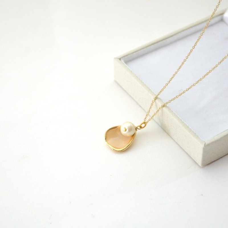 Necklace/Flower Petal Cotton Pearl Necklace - 項鍊 - 棉．麻 粉紅色