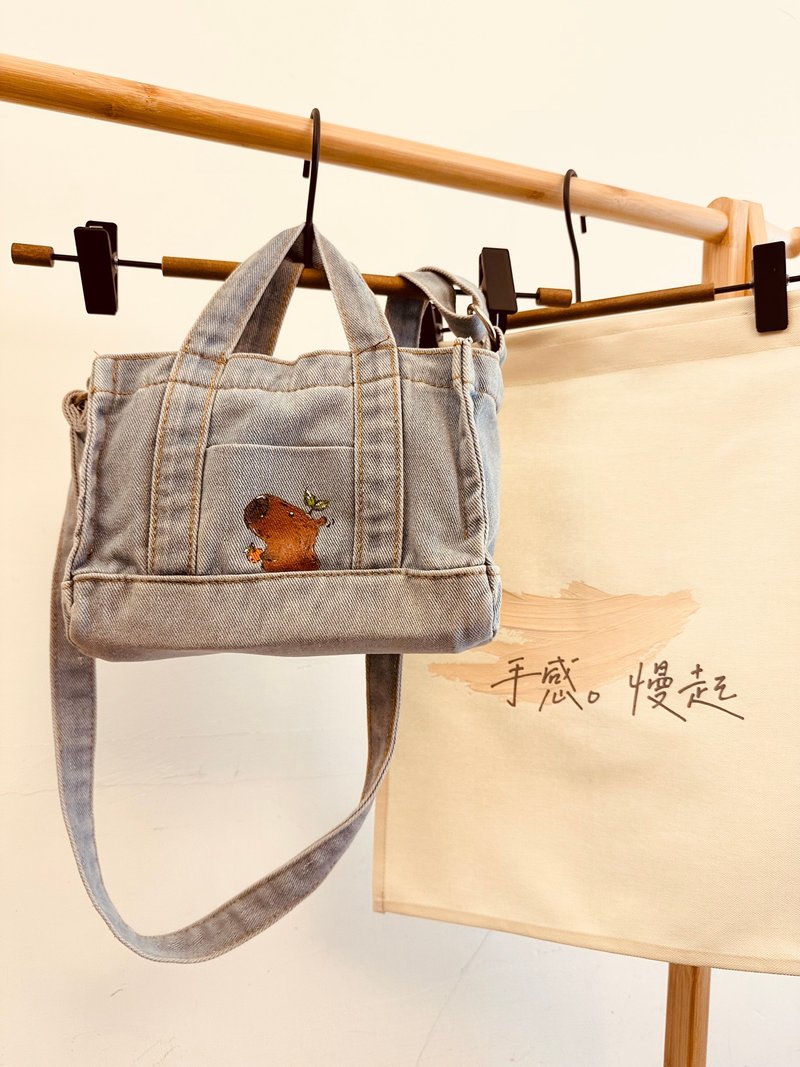 手繪帆布包x卡皮巴拉 水豚君 手提 側肩背包 大容量小廢包 可客 - 側背包/斜背包 - 棉．麻 藍色
