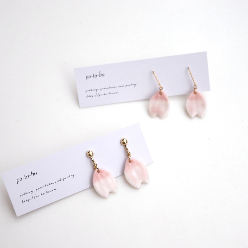 Sakura petal earrings - ピアス・イヤリング - 磁器 ピンク