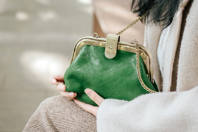 【Tangent Pie】Traditional Japanese gold bag, retro doctor bag, lady messenger bag, handmade leather bag, emerald green - กระเป๋าเอกสาร - หนังแท้ สีเขียว