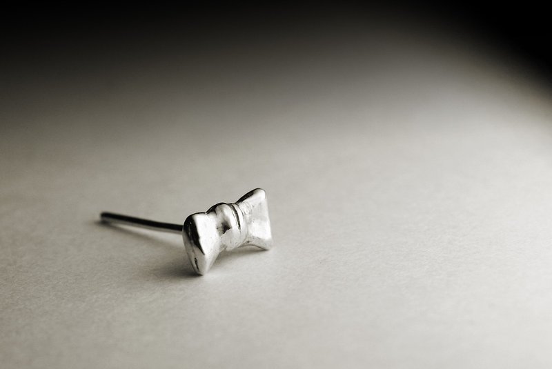 蝴蝶結造型純銀耳環(單支/一對) - 耳環/耳夾 - 其他金屬 銀色