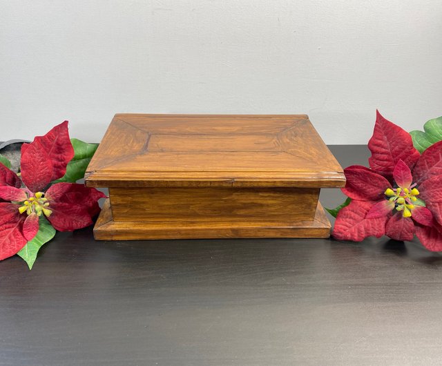 手作りの木製ジュエリーボックス、赤いベルベット、上部が開く記念品