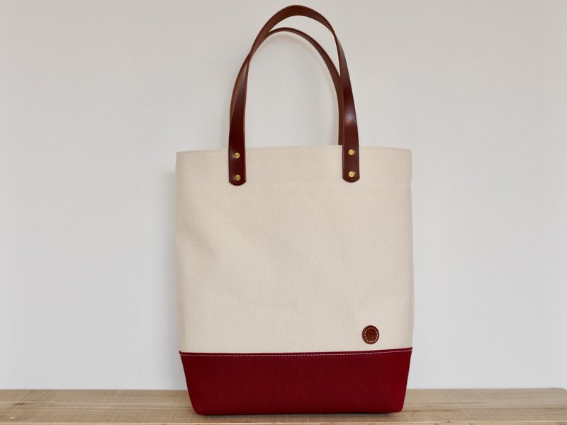 Leather handle canvas A4 vertical tote bag, ecru x burgundy - กระเป๋าถือ - ผ้าฝ้าย/ผ้าลินิน สีแดง