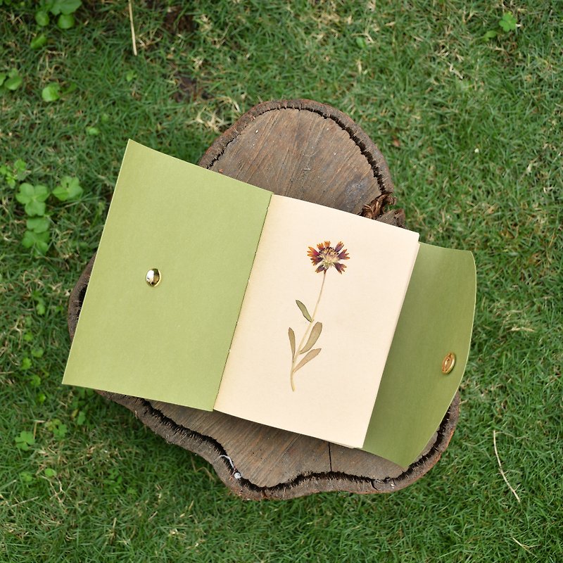 Washed kraft paper and leather flower magnetic buckle handmade notebook - สมุดบันทึก/สมุดปฏิทิน - กระดาษ สีเขียว