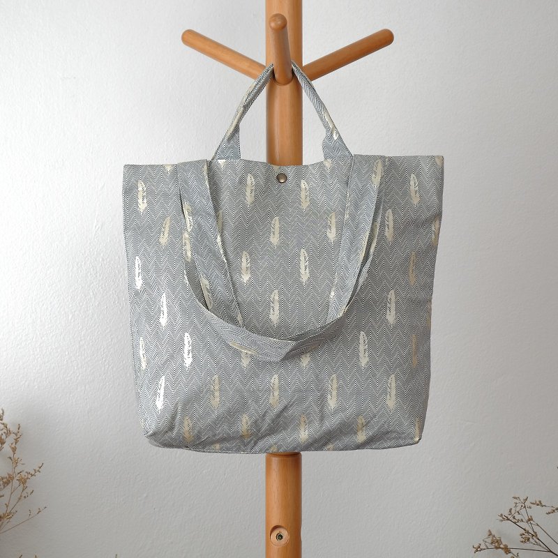 Japan Cotton Tote Bag : Bird Feather - กระเป๋าแมสเซนเจอร์ - ผ้าฝ้าย/ผ้าลินิน สีน้ำเงิน