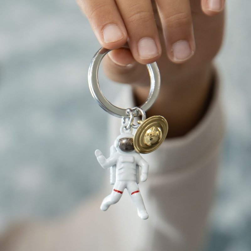 【Metalmorphose】MTM White Astronaut Keychain with Planet Charm / Space / Gift - Keychains - Other Metals White
