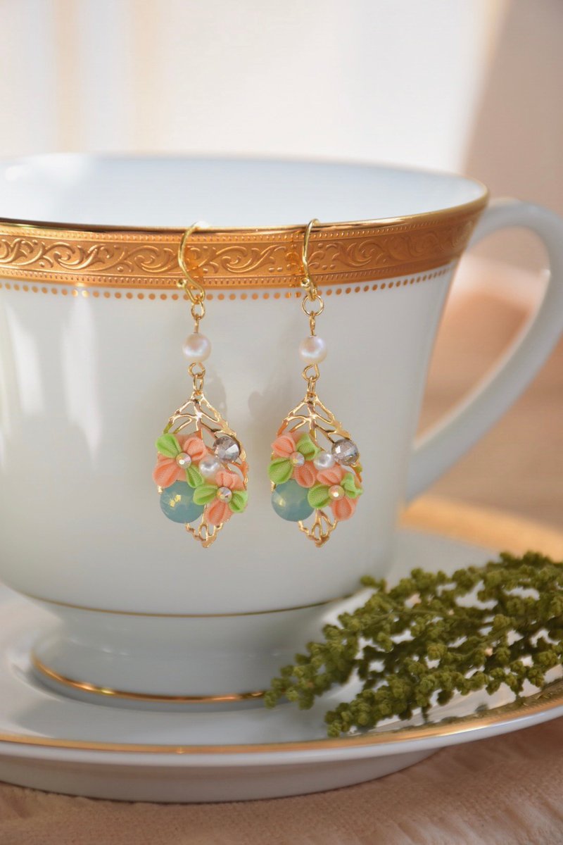 Leaf Floral Sparkling Custom Silk Flower Earrings / つまみ细工ピアス - ต่างหู - ผ้าไหม สีเขียว