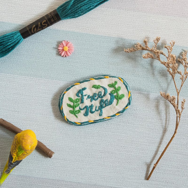 【刺繡飾物】Freestyle　手作刺繡胸花胸章 - 胸針 - 棉．麻 多色