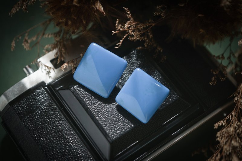 VINTAGE azure square pop vintage clip-on earrings - ต่างหู - พลาสติก สีน้ำเงิน