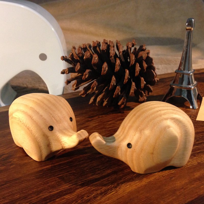 Vientiane renews elephant chopstick rest with new year and new look to tie happiness to corkwood - Items for Display - Wood White