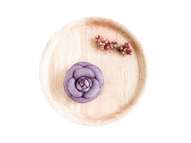 Corsage: Tweed Camellia - ANTIQUE PURPLE - - เข็มกลัด/ข้อมือดอกไม้ - ผ้าฝ้าย/ผ้าลินิน สีม่วง