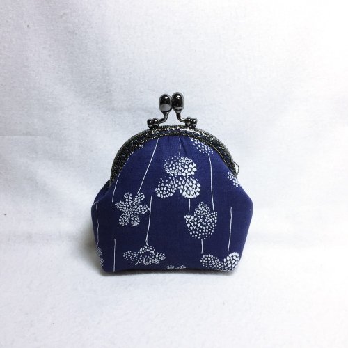 Change mouth gold bag + dots into flowers +