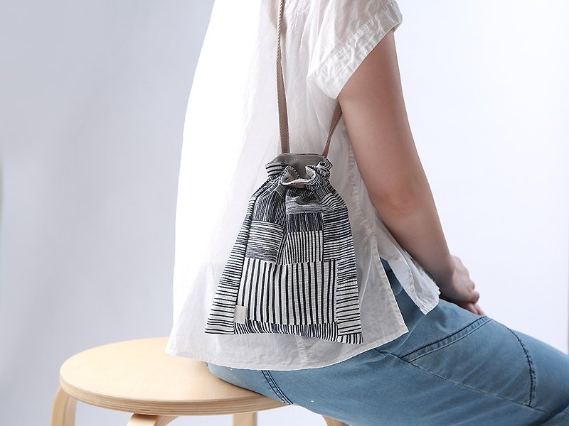 Eye beam bag / universal bag / woven (bezel, handbag, shoulder) - กระเป๋าเครื่องสำอาง - ผ้าฝ้าย/ผ้าลินิน สีน้ำเงิน