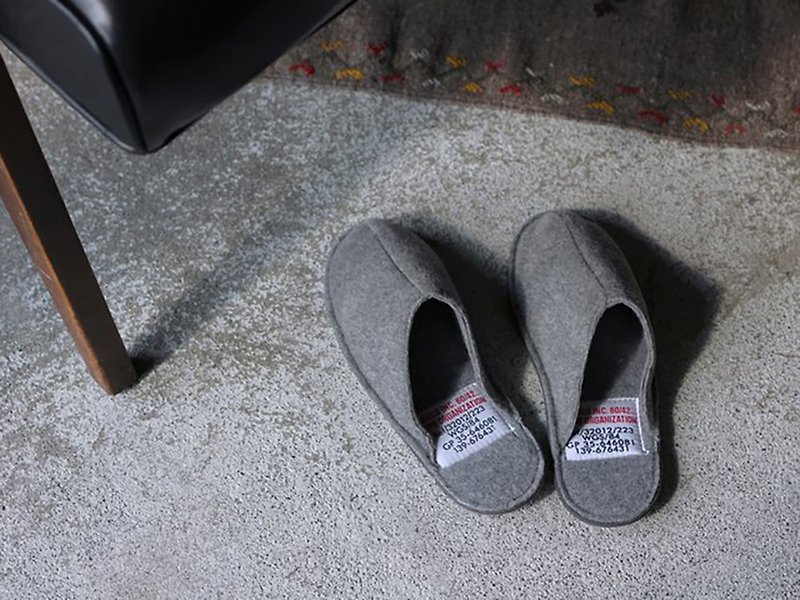 SLIPPER Dark Gray handmade home interior slippers - dark grey - รองเท้าแตะในบ้าน - เส้นใยสังเคราะห์ สีเทา