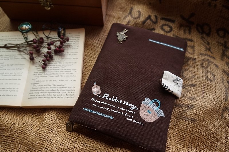 Hand-pantined Rabbit Robert's picnic in forest bookcase(A5/25K BOOK ) - ปกหนังสือ - ผ้าฝ้าย/ผ้าลินิน สีนำ้ตาล